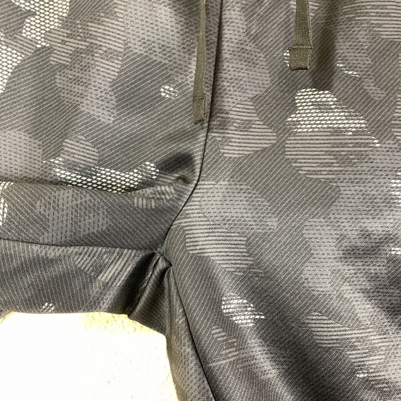 Layer 8 Men's Shorts Size L NWT Fleece Lined Thermal Black Camo - Picture 5 of 15